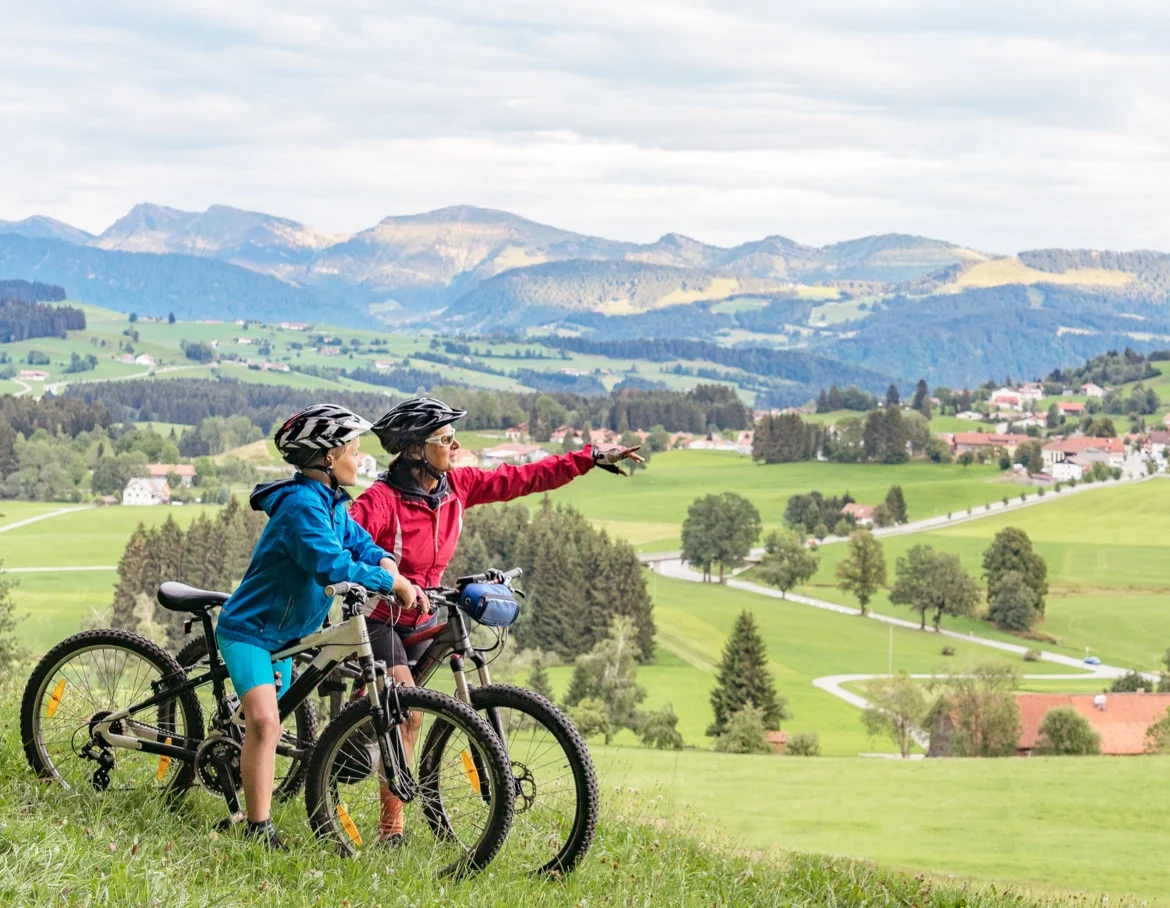 Photo de deux cyclistes observant la vue